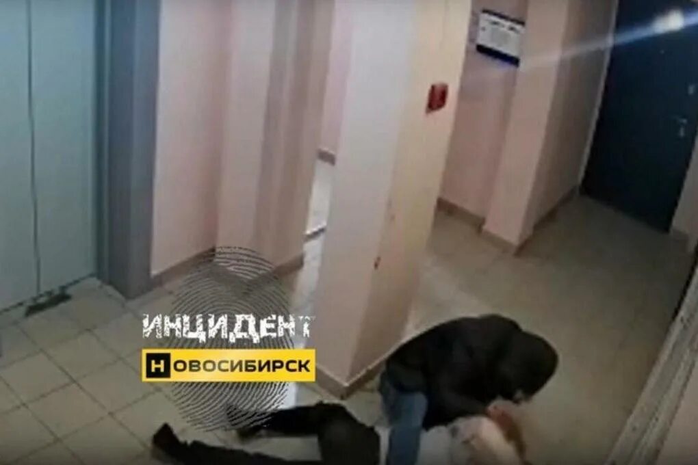 Нападение в подъезде. Мужчина напал на женщину в подъезде. Жестокое избиение в подъезде. В подъезде нападал на женщин в Новосибирске. Новосибирск побил в подъезде.
