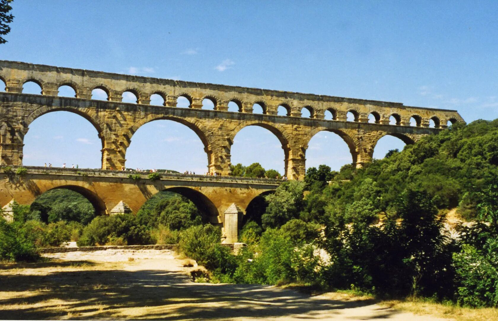 Акведук Пон-дю-гар древний Рим. Римский акведук Алания. Акведук Марция Франция. Мосты акведуки в древнем Риме.