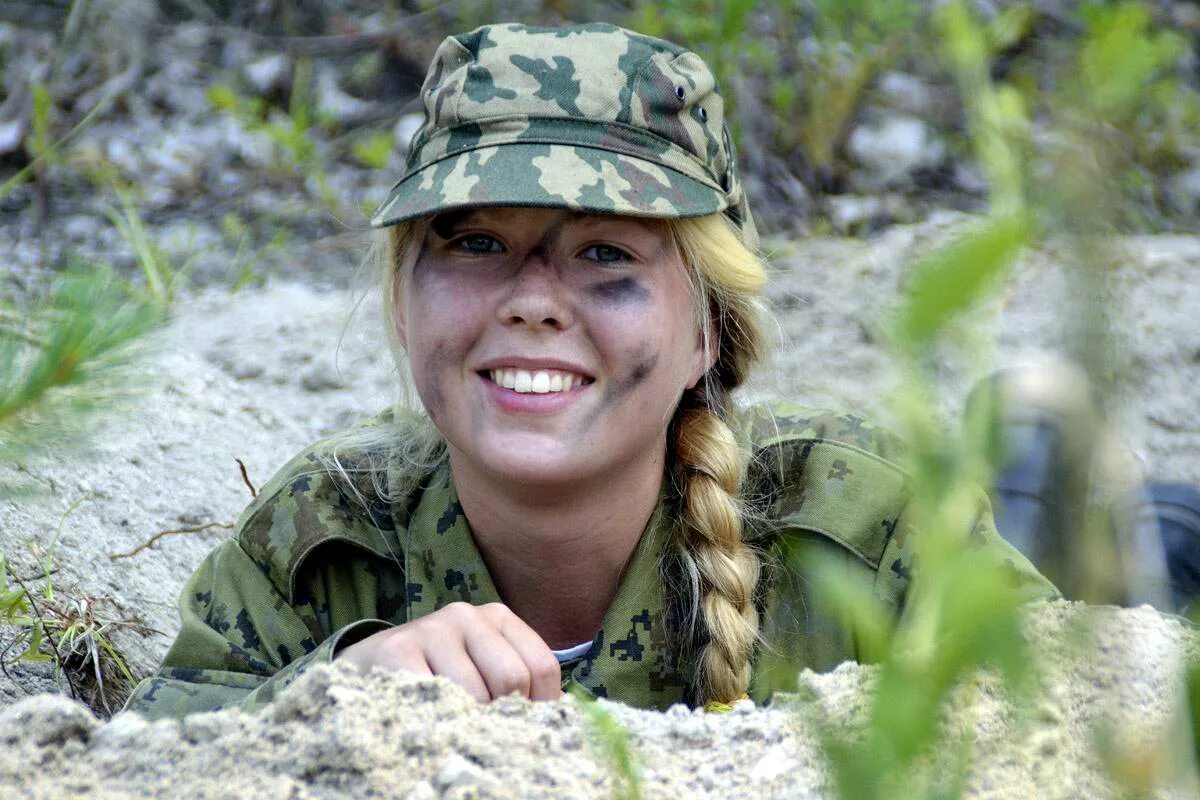 Женщины военные. Женщины военнослужащие. Военнообязанные женщины. Женщины военные в России. Армейская женщина