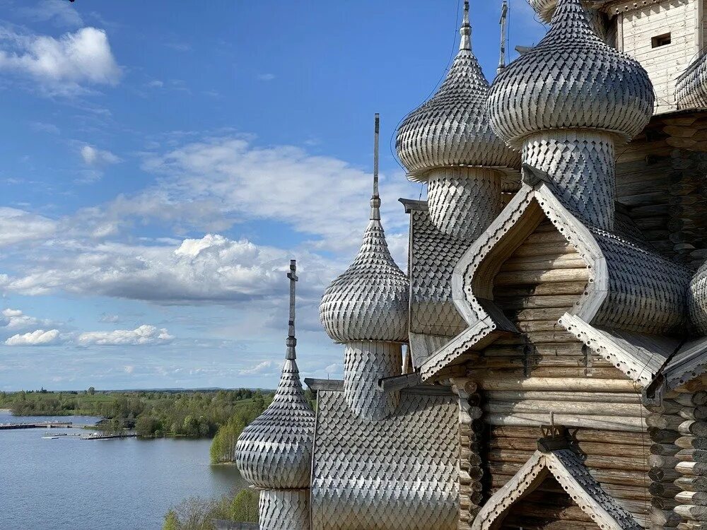 Церковь преображения на острове кижи архитектор. Кижи церковь преображения господня. храм преображения господня на острове кижи. преображенская церковь на острове кижи. карелия церковь преображения господня в кижах.