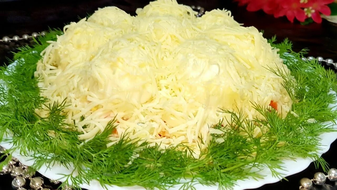 Новогодние салаты снежные сугробы. Салат сугроб. Салат сугробы пошаговый рецепт. Салат снежные сугробы. Салат сугроб с курицей.