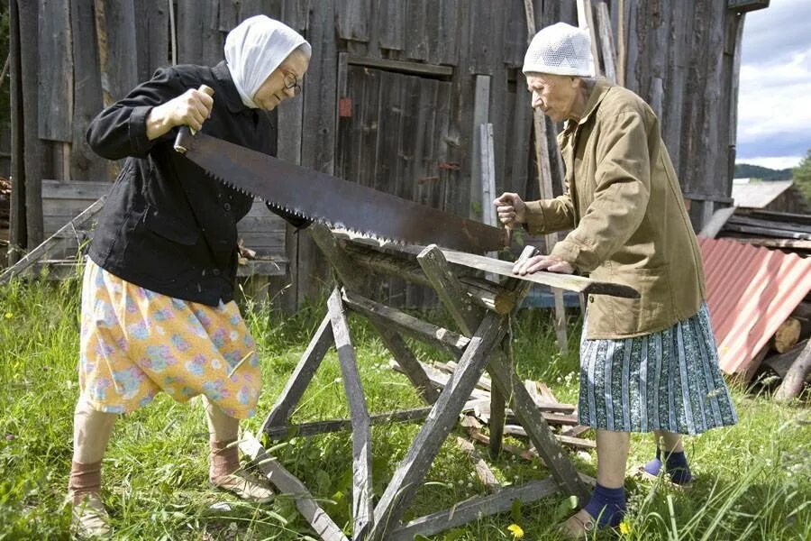 Пенсионеры в деревне. Жизнь в деревне. Деревенские жители. Деревня жителей.