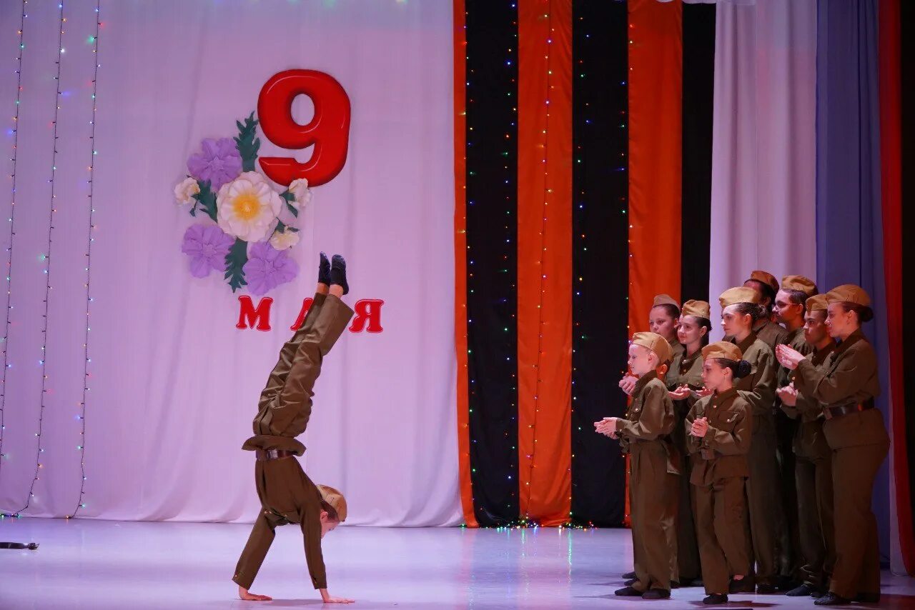 Концерт 9 мая новоборский сдк. Праздничный концерт посвященный дню победы 2022 первый канал. День победы выступление. 9 мая концерт сельский дк. Дети на 9 мая концерт.