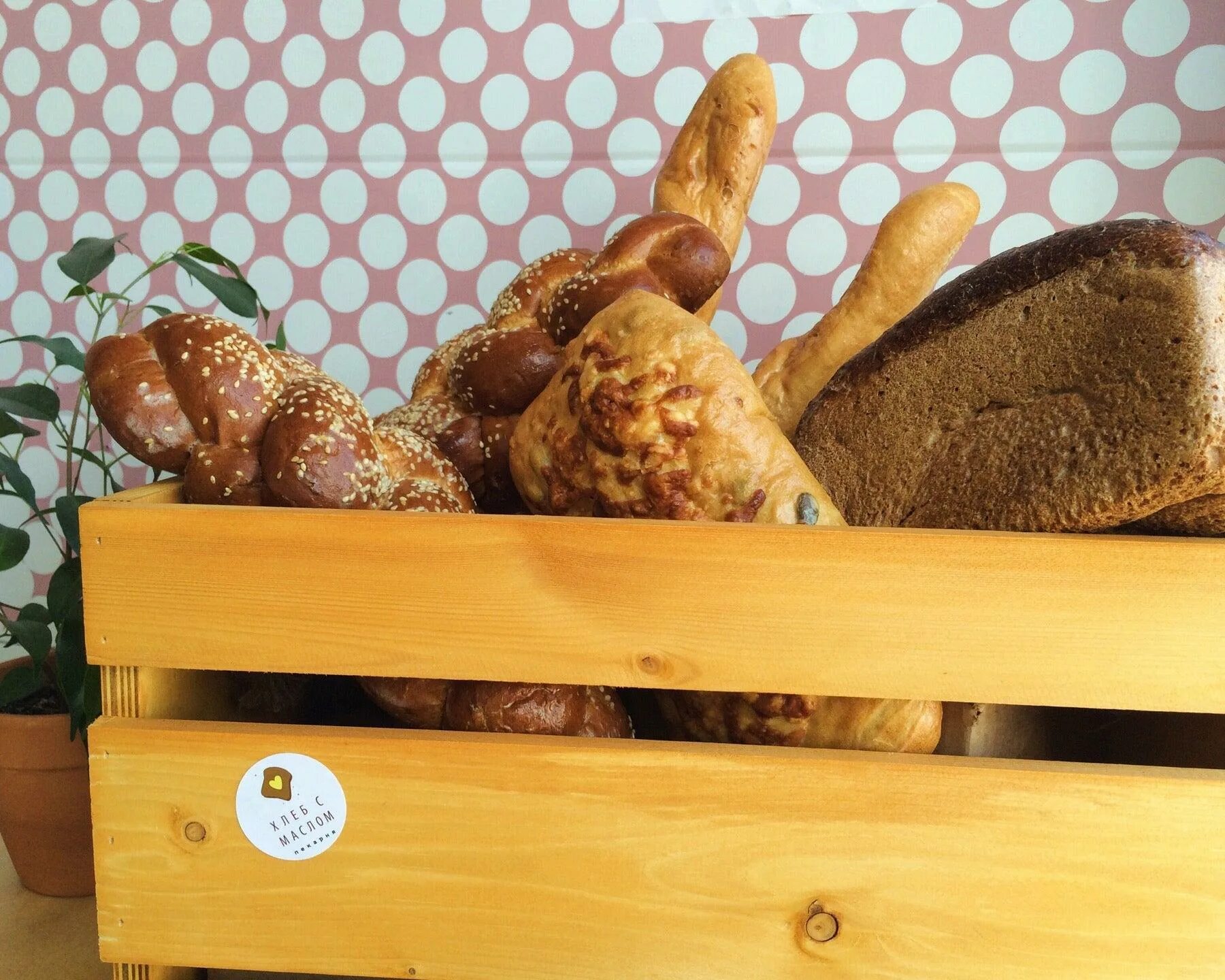 булочная продавец. продавец хлеба вакансии. хлеб пекарня. продавец хлебобулочных изделий. эмиль бонтэ рязань продукция.