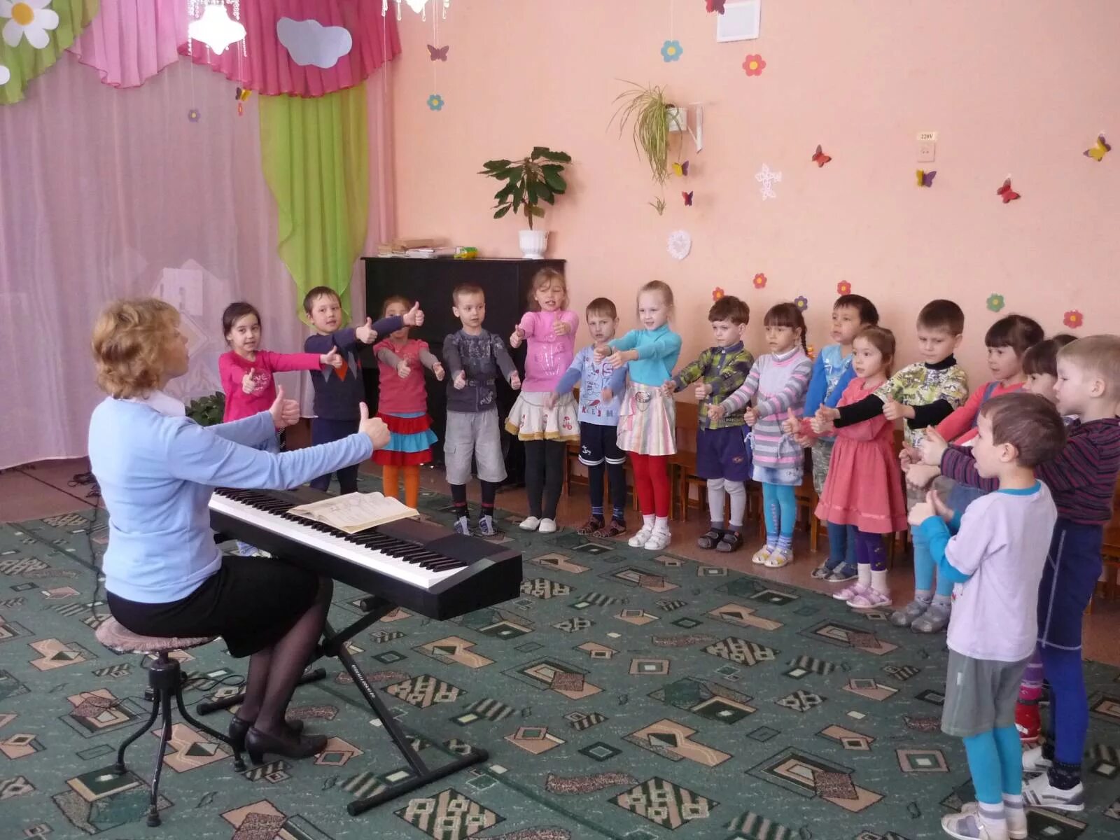 Музыкальный работник в детском саду. Музыкальный педагог в детском саду. Музыкальные занятия в детском саду. Музыкальное занятие в садике. Музыкальные занятия в саду.