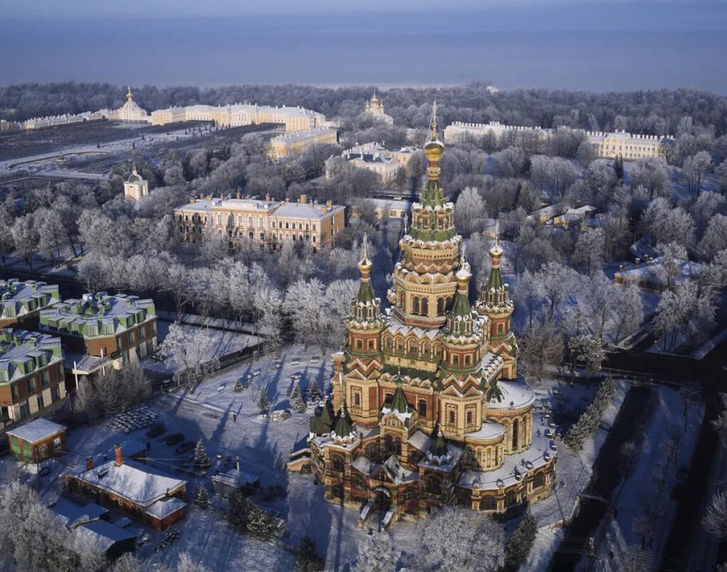 Петербург московская область города. Собор апостолов петра и павла в петергофе. петропавловский храм петергоф. с птичьего полета петропавловский собор в санкт-петербурге. собор петра и павла петергоф зимой.