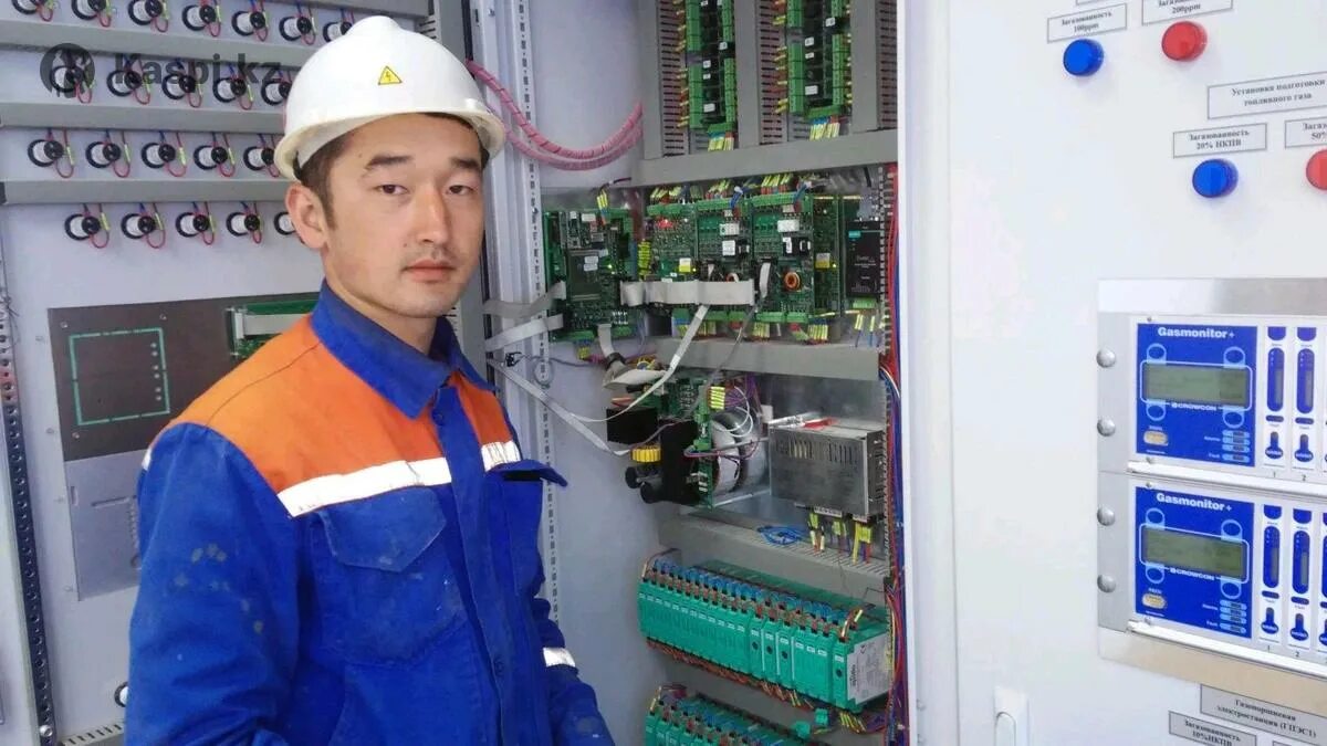 Качественный электромонтаж. Профессия электромонтажник. Электрик азиат. Работа в астане электриком. Профессия электромонтажник.