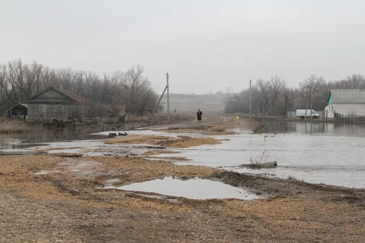 Потоп в амурской области 2021. Залитая в половодье 6. Река казанла саратовская область. Залитая в половодье 6. Паводок.