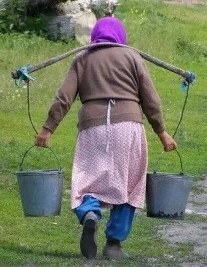 Бабуля курит травку. Женщина с рупором. Бабка зинка. Бабка ругается. Струи бабок.