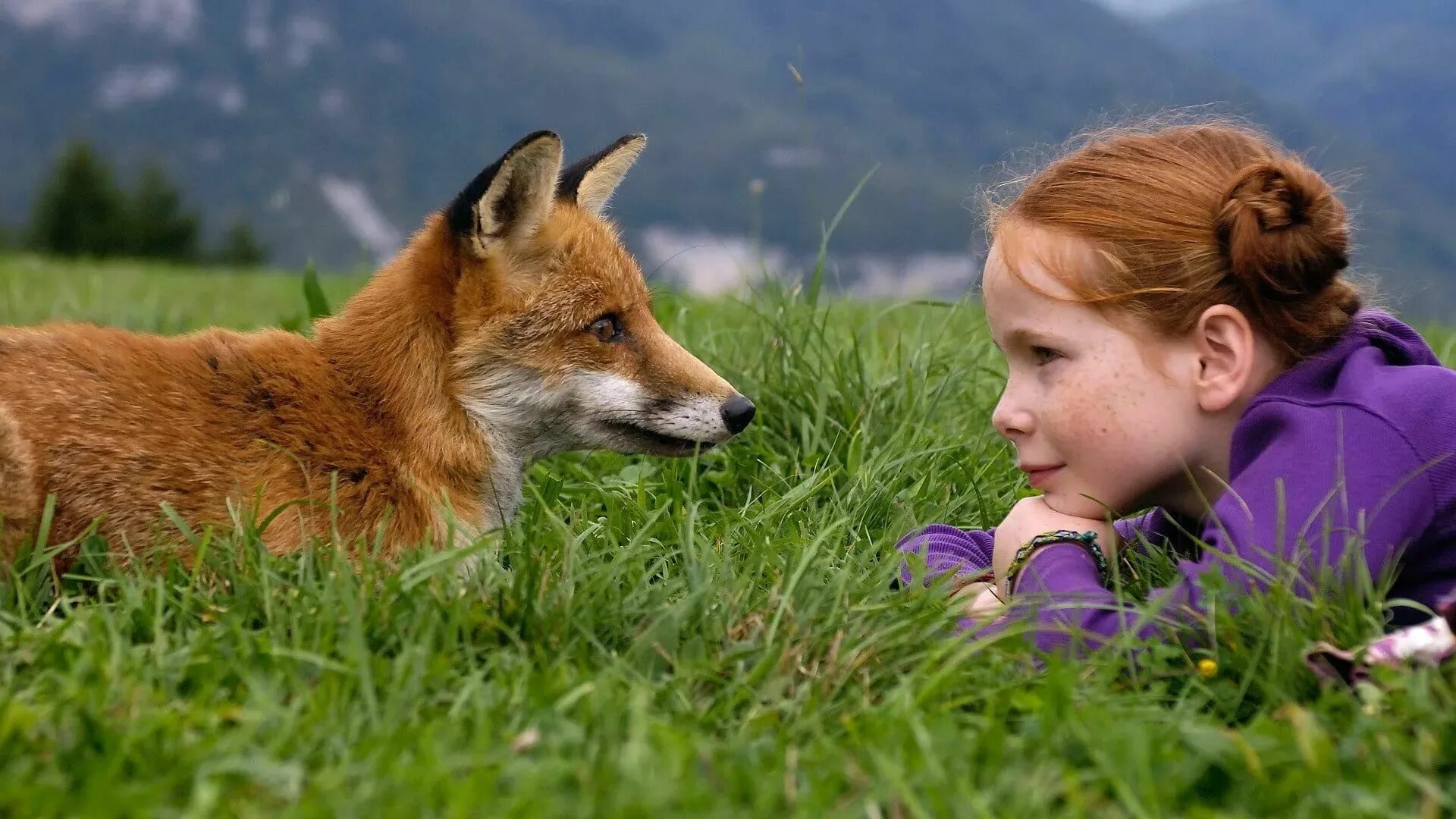 Общение в мире животных. Девочка и Лисенок. Девочка в лесу. Природа с животными.