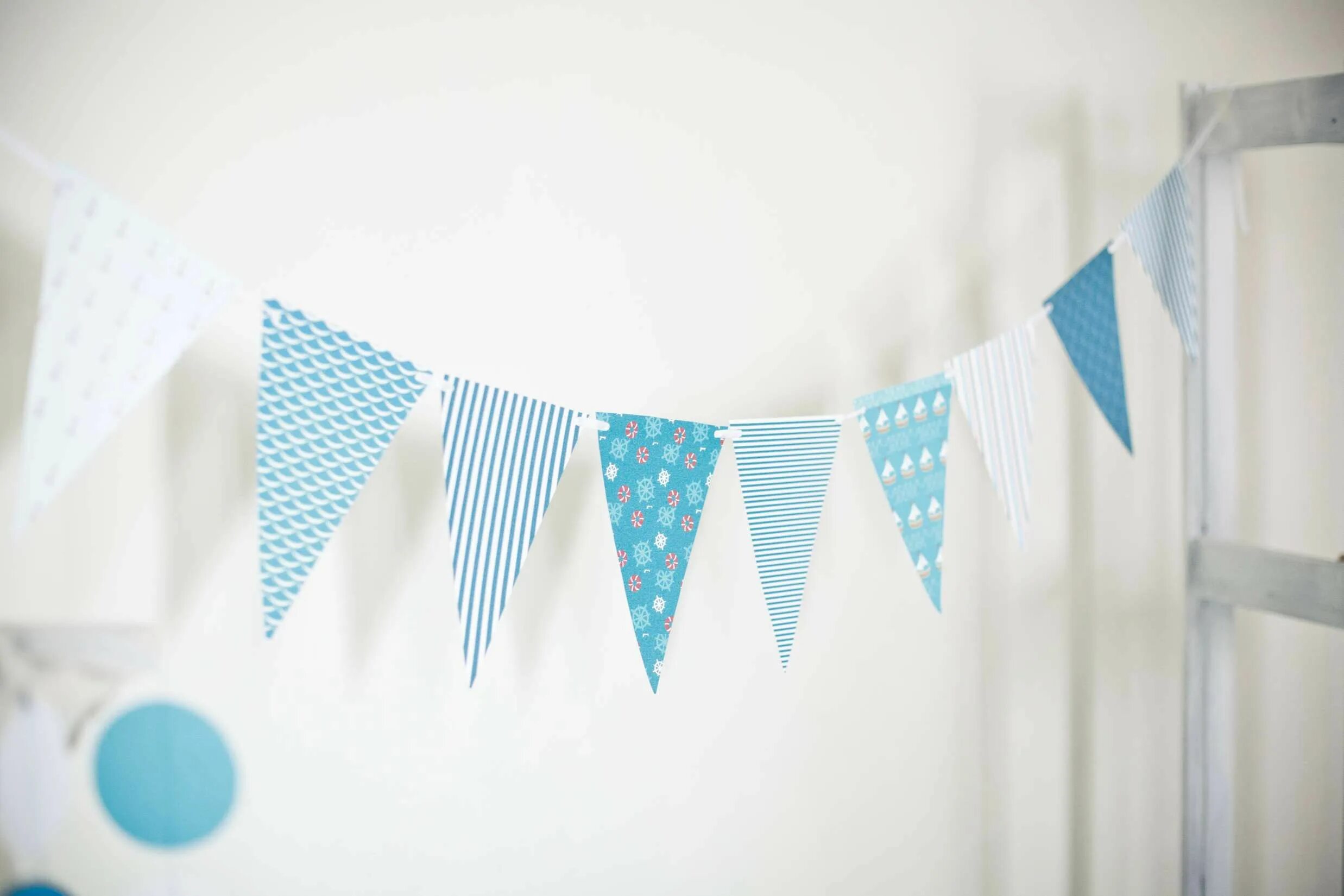 Флажки для украшения праздника. Украшение зала флажками. Флажки для украшения свадьбы. Шатер из ленты. Украшение потолка шатра лентами.