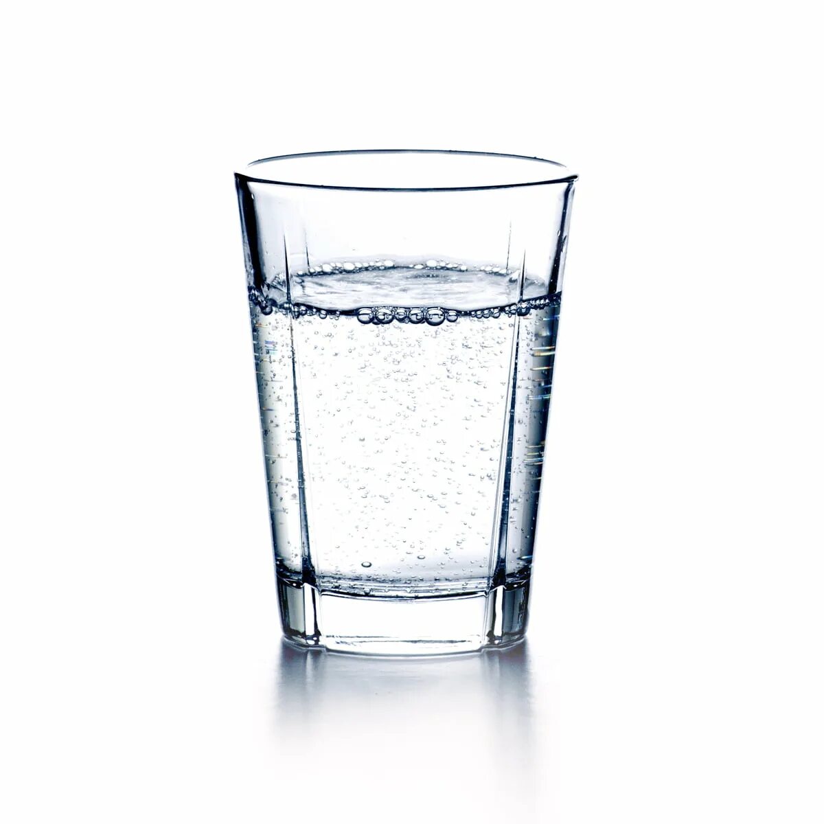 Стакан воды сверху. Стакан воды. Прозрачная вода в стакане. Прозрачный стакан. Стаканчик с водой.