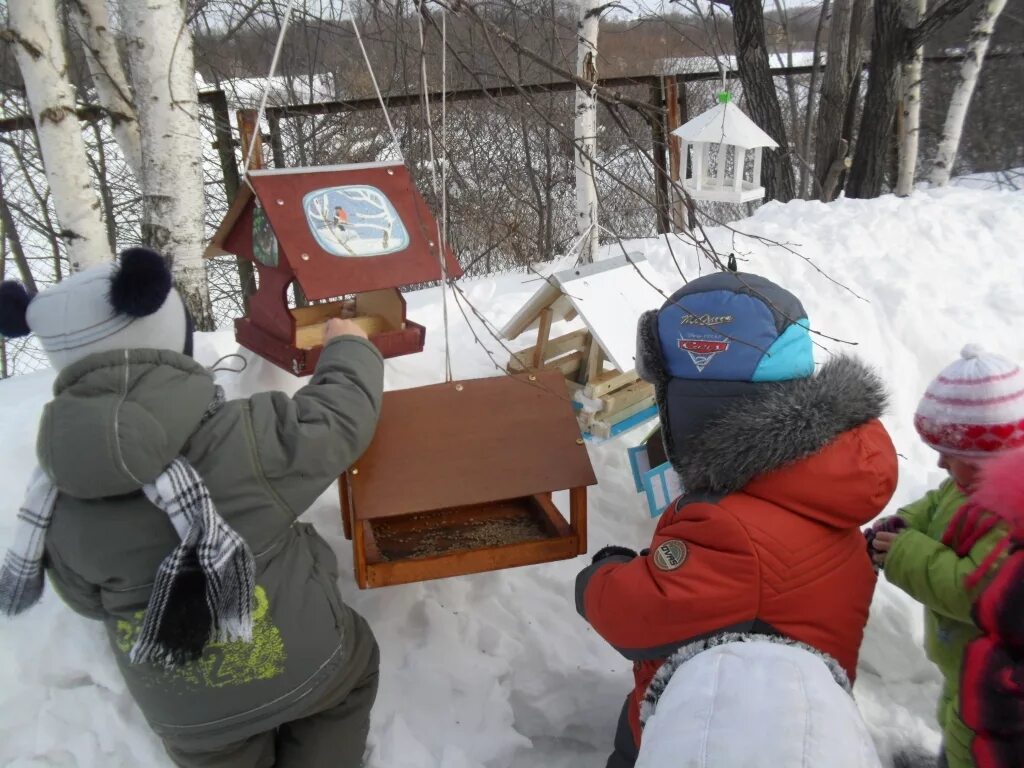Кормление птиц в детском саду. Кормушки с детьми в детском саду. акция кормушка для птиц. кормушка для птиц для детей. кормушка в саду зимой.