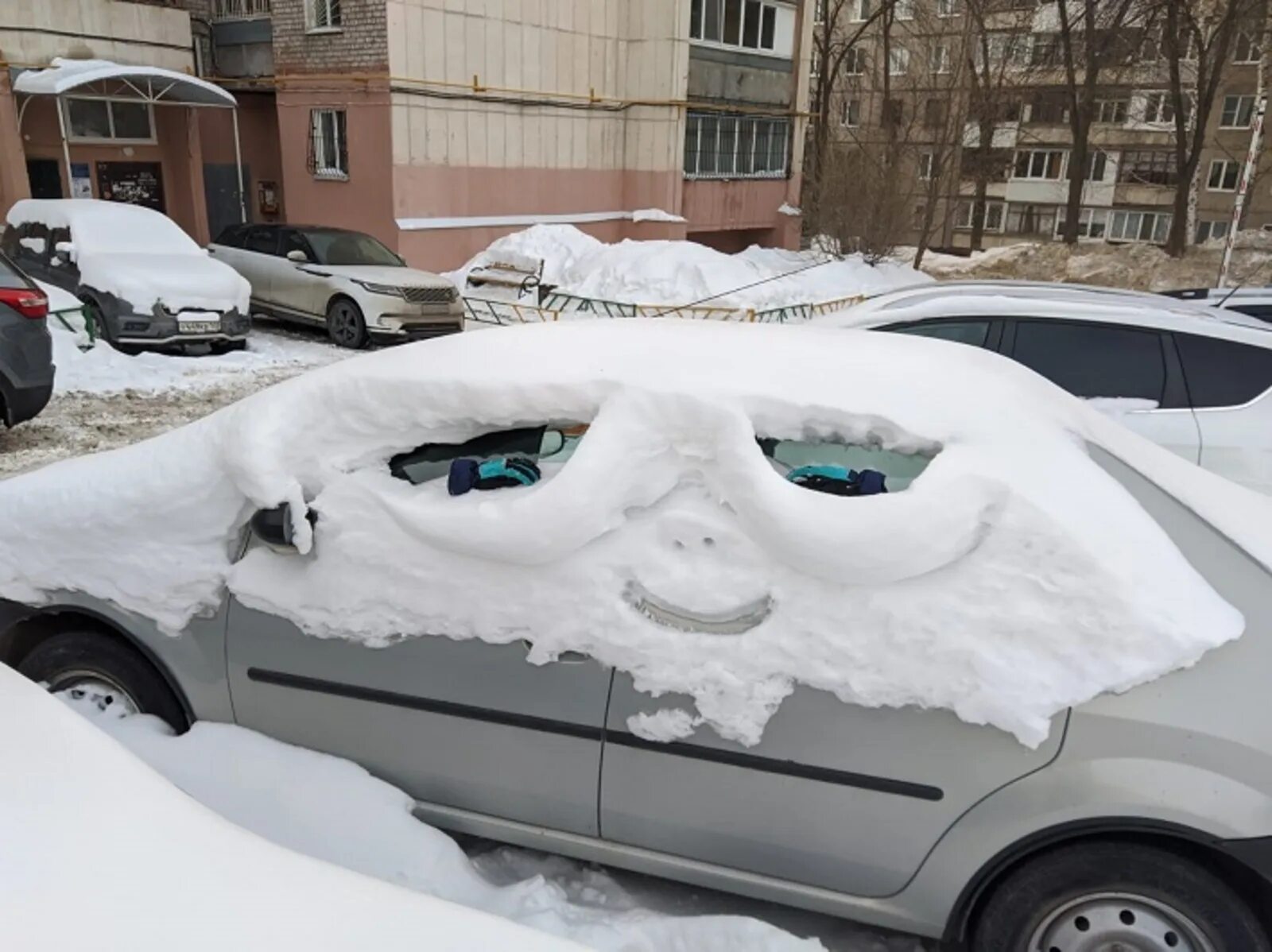 Сугроб на крыше авто. Снег на крыше. Снегом помяло машину. От снега помяло крышу на автомобиле.