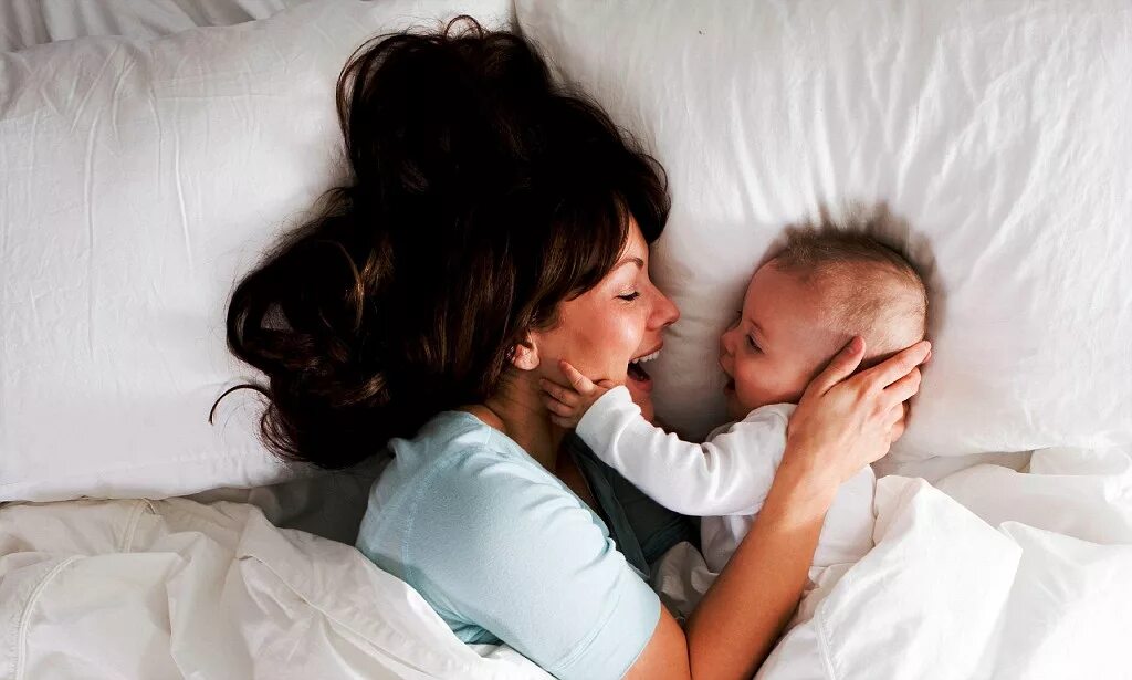 Первая ночь с мамой. Спящий малыш и мама. Фотосессия с малышом на кровати. Мама и спящий ребенок. Спящие мать и ребенок.
