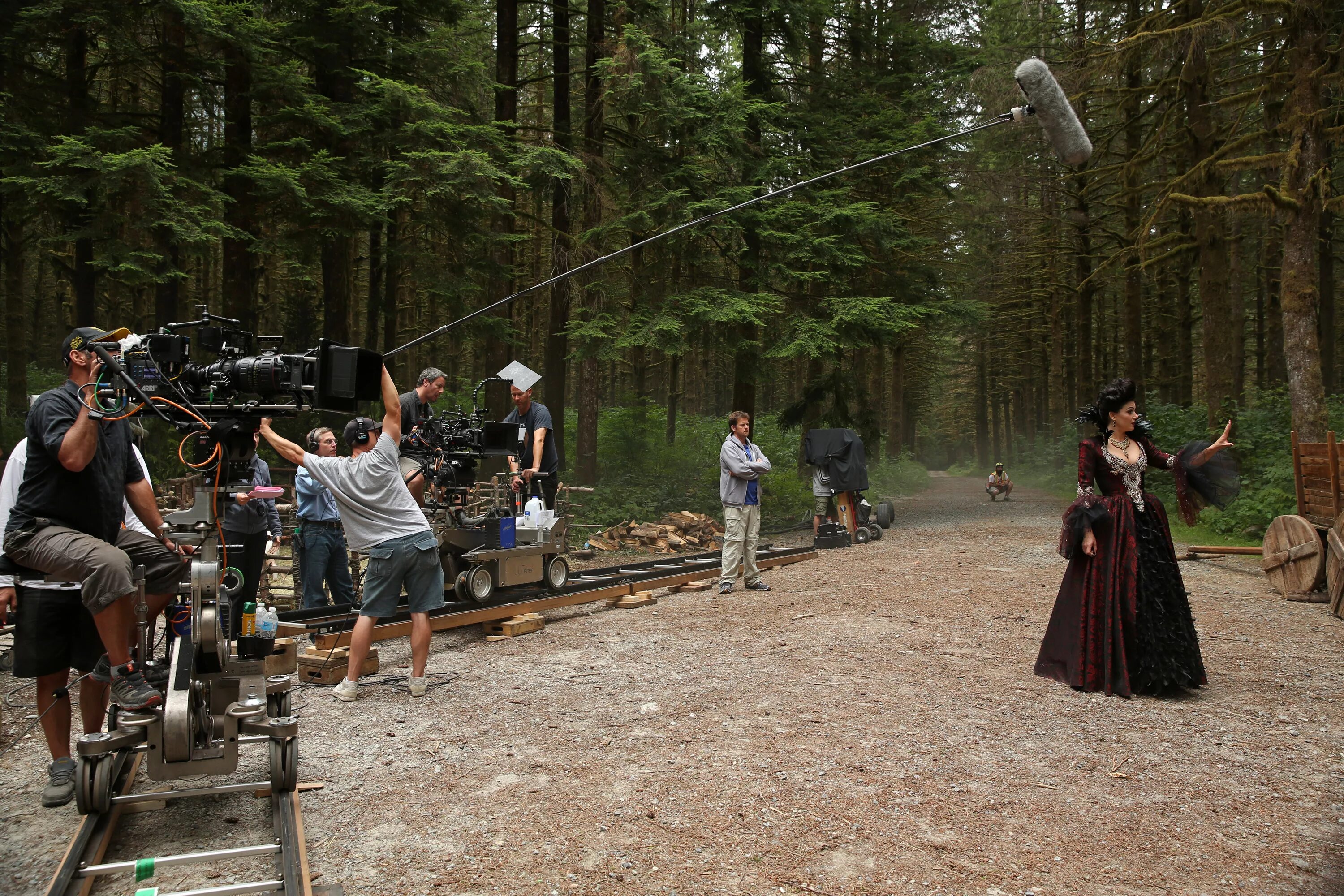 Ход королевы сериал. Съемочная площадка на улице. Сериал про соловки обитель. Сериал территория 2019 пермский край. Сумерки за кадром.