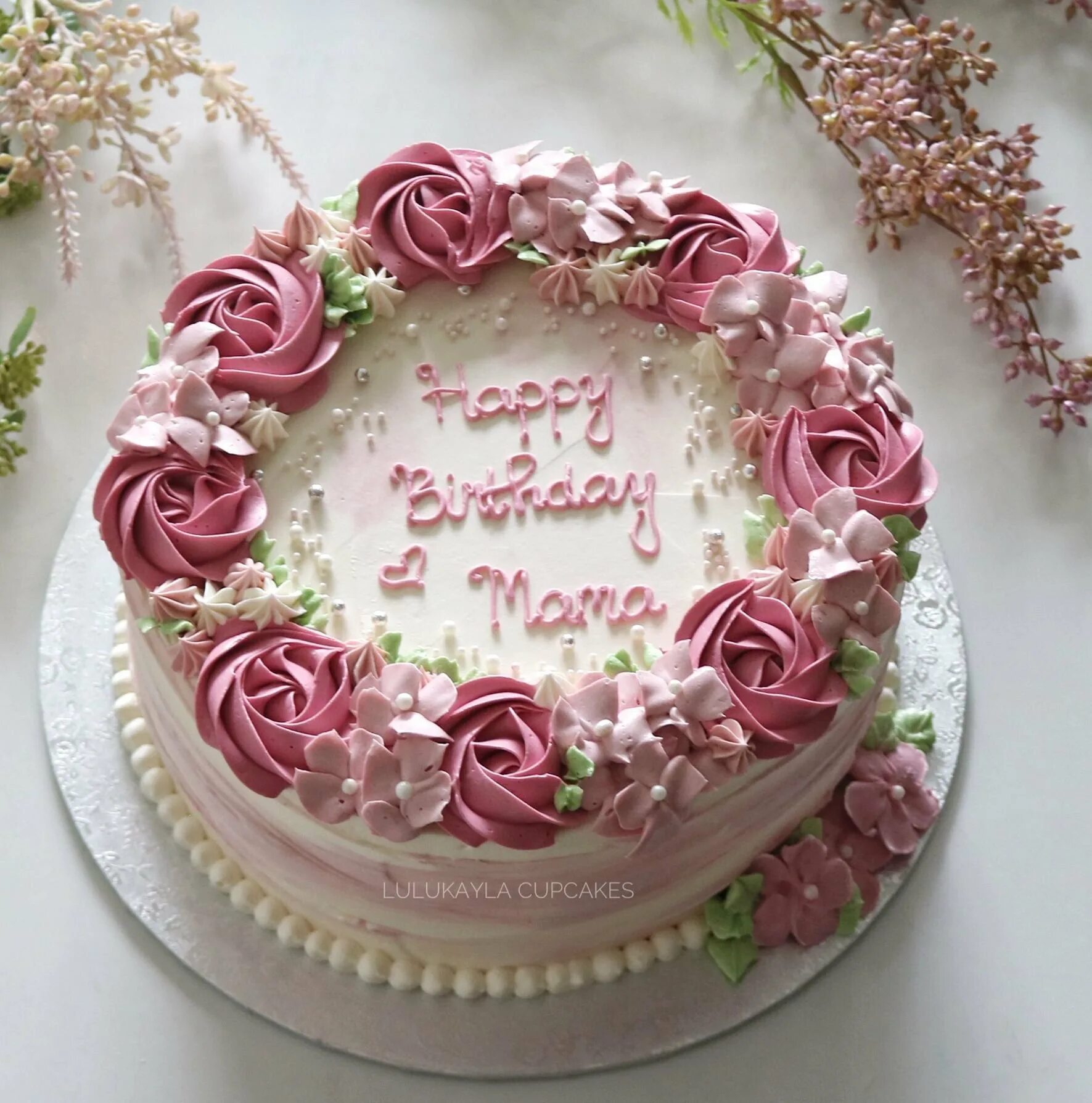 Красивые торты на день рождения. Торт для мамы. Кремовое украшение торта. Торт маме на деньрождннич. Торт на юбилей бабушке