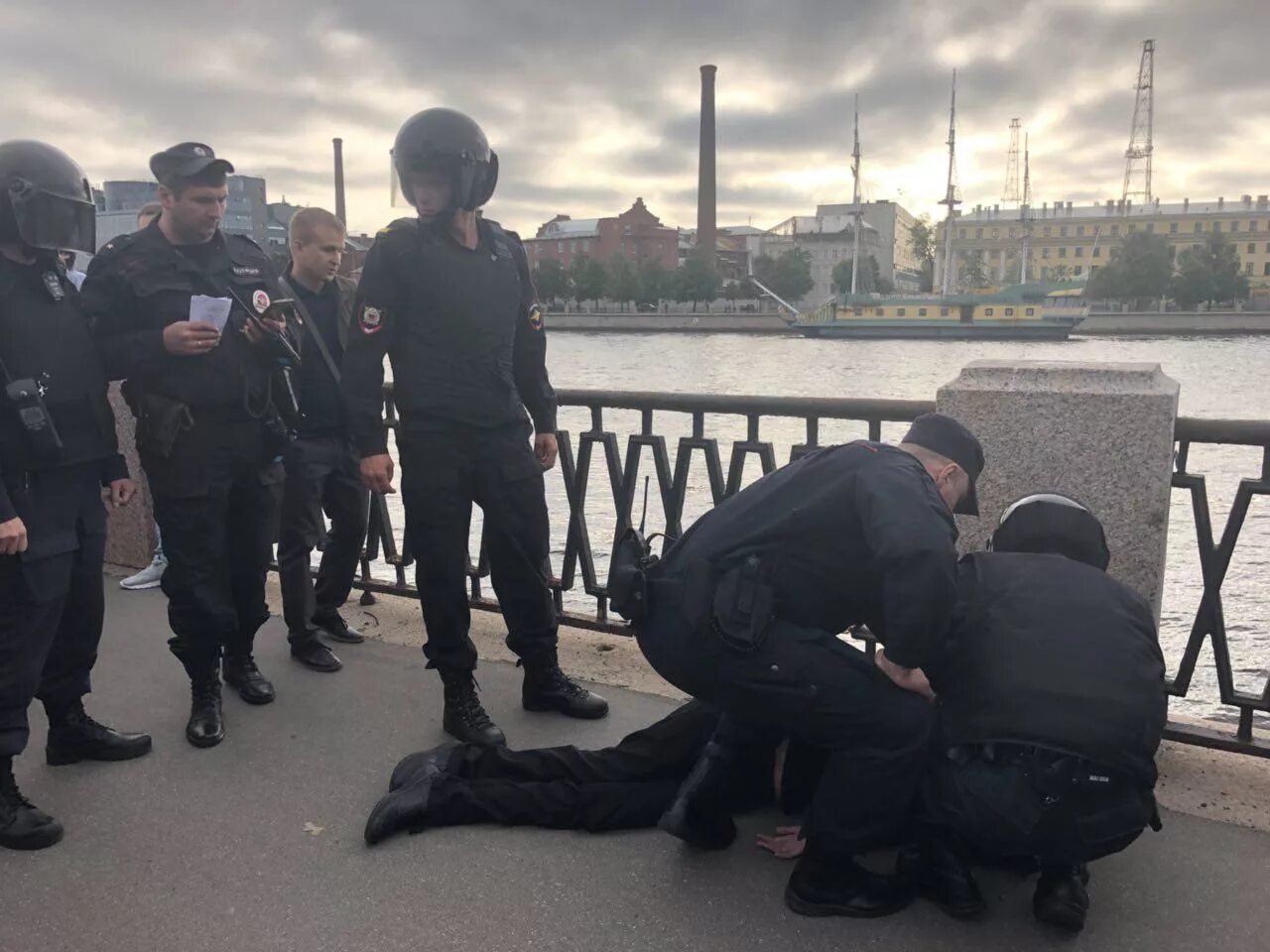 Питер криминальный город. Митинг 9 сентября 2018 Санкт-Петербург. Криминальный Петербург. Митинги против 9 сентября. ОМОН СПБ.