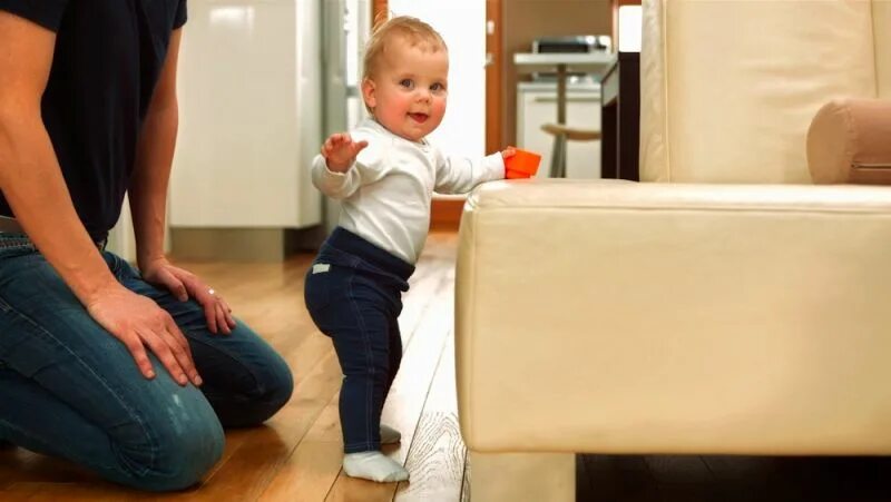 Вдоль человек. Малыш ходит. Вдоль картинка для детей. Ребенок 2 года перешагивает. Ребенок ходит по лестнице.