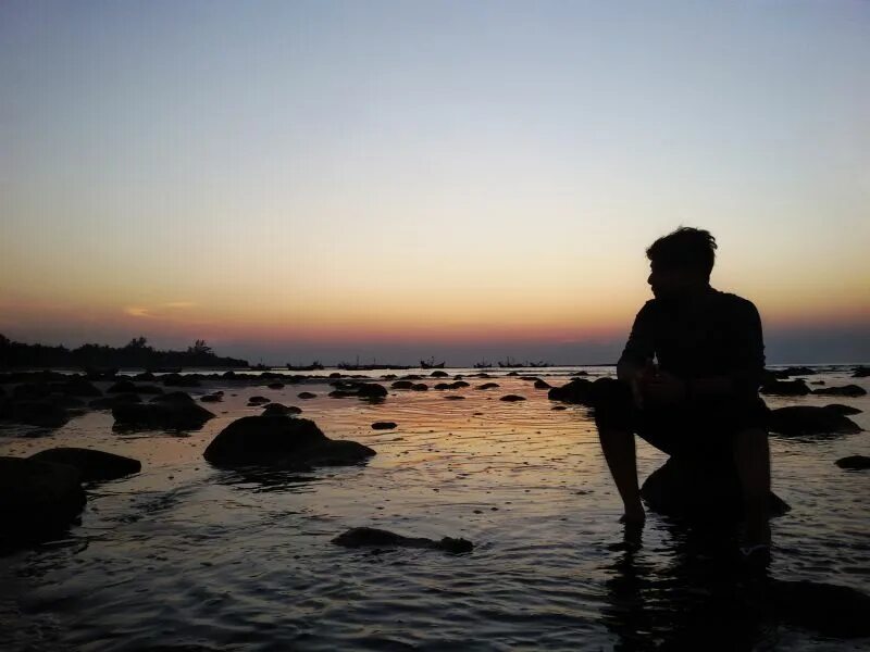 Человек на берегу моря. Люди на море. Мужчина на берегу моря. Человек на берегу. Одинокий на берегу моря.