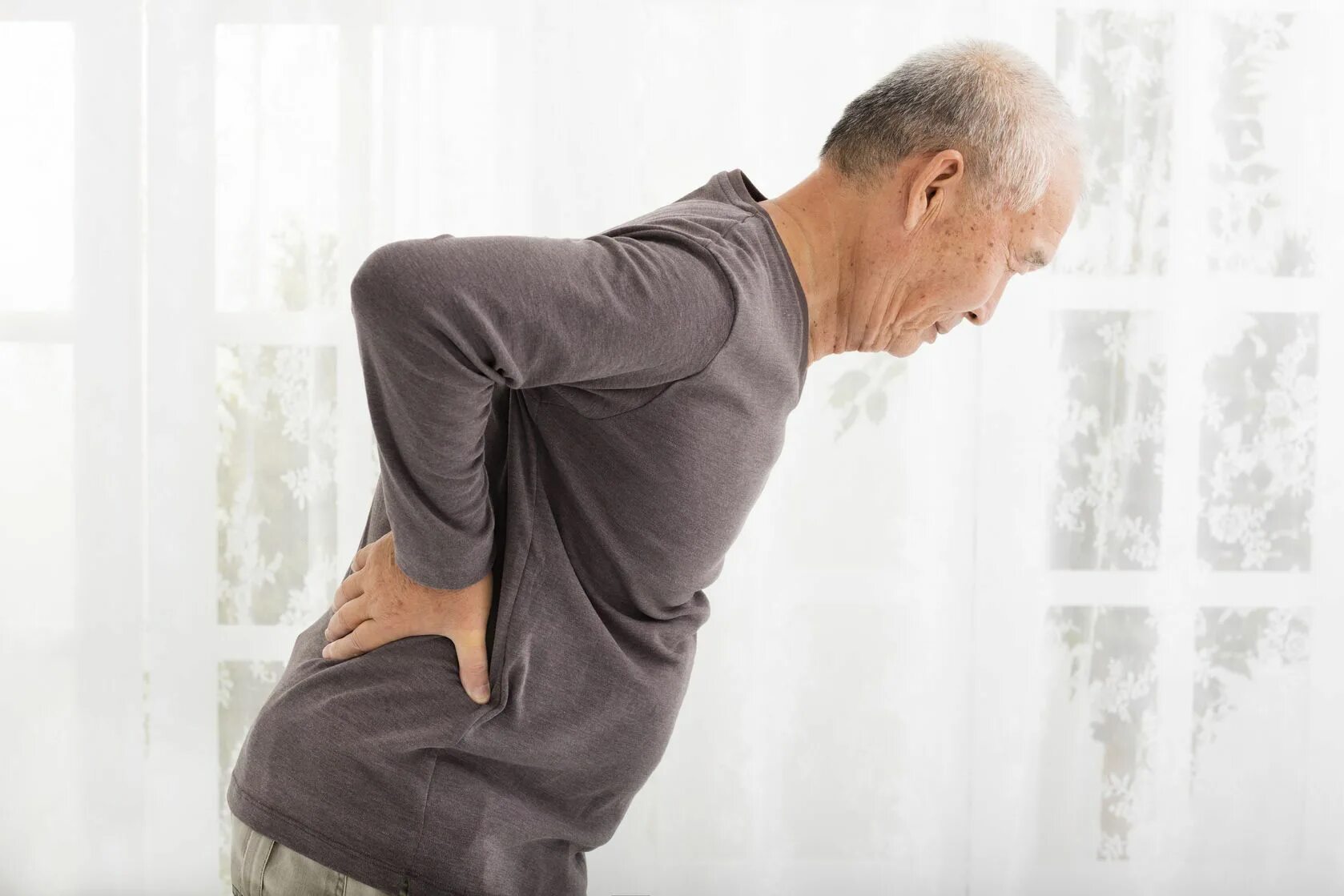 Болезненная тема. Болит спина. Пациент с болью в спине. Человек с больной спиной. Пожилой мужчина со спины.