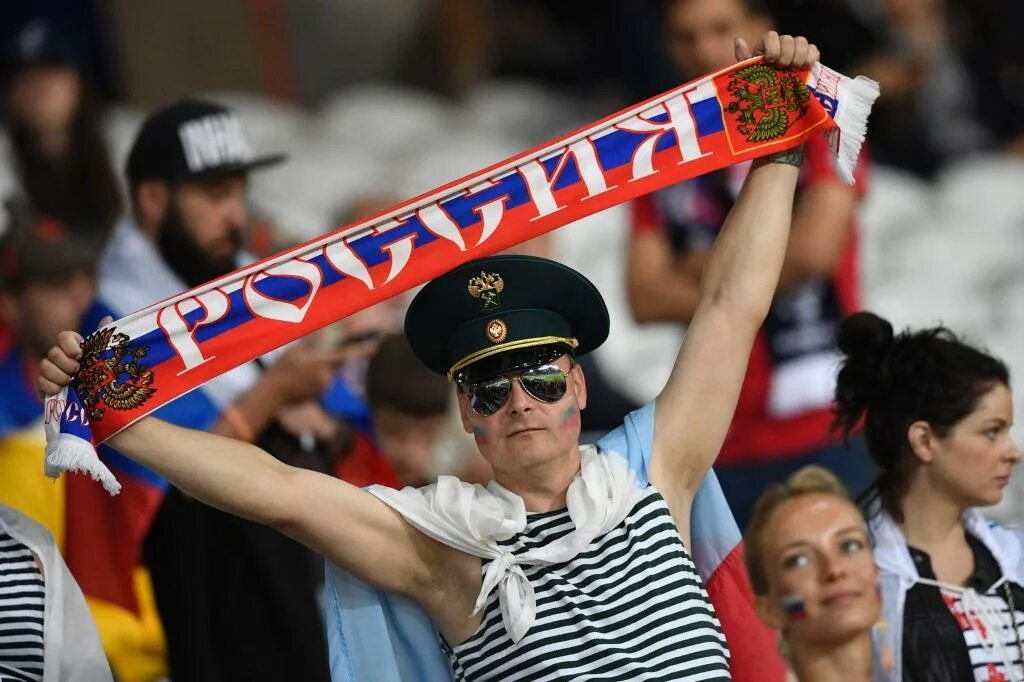 Russian fan. Болельщики. Русские болельщики. Болельщики русского футбола. Шарф на руке болельщиков.