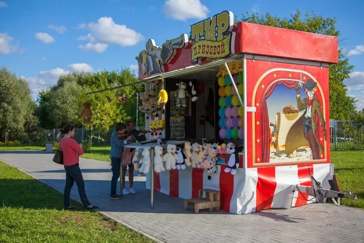 Парк сказка день рождения. Тир парк сказка Москва. Уличные аттракционы. Тир аттракцион. Аркадные аттракционы.