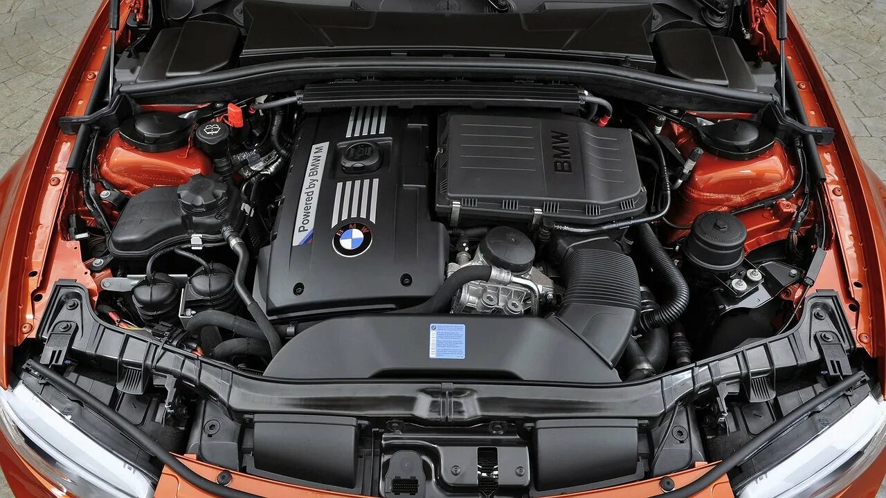 Дымит движок. Под капотом пар идет. Машина закипела. Авто под капотом. Нексия течёт антифриз с двигателя.