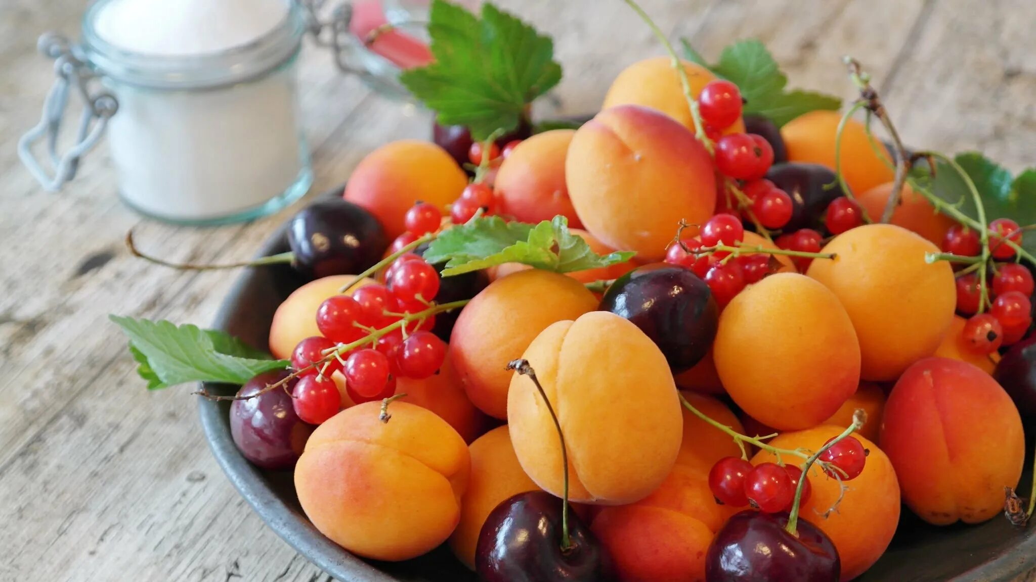 Фруктовый черешни. Ягоды черешня абрикос. Слива персик черешня абрикос. Косточковые плоды абрикос. Черешня, виноград, абрикосы.