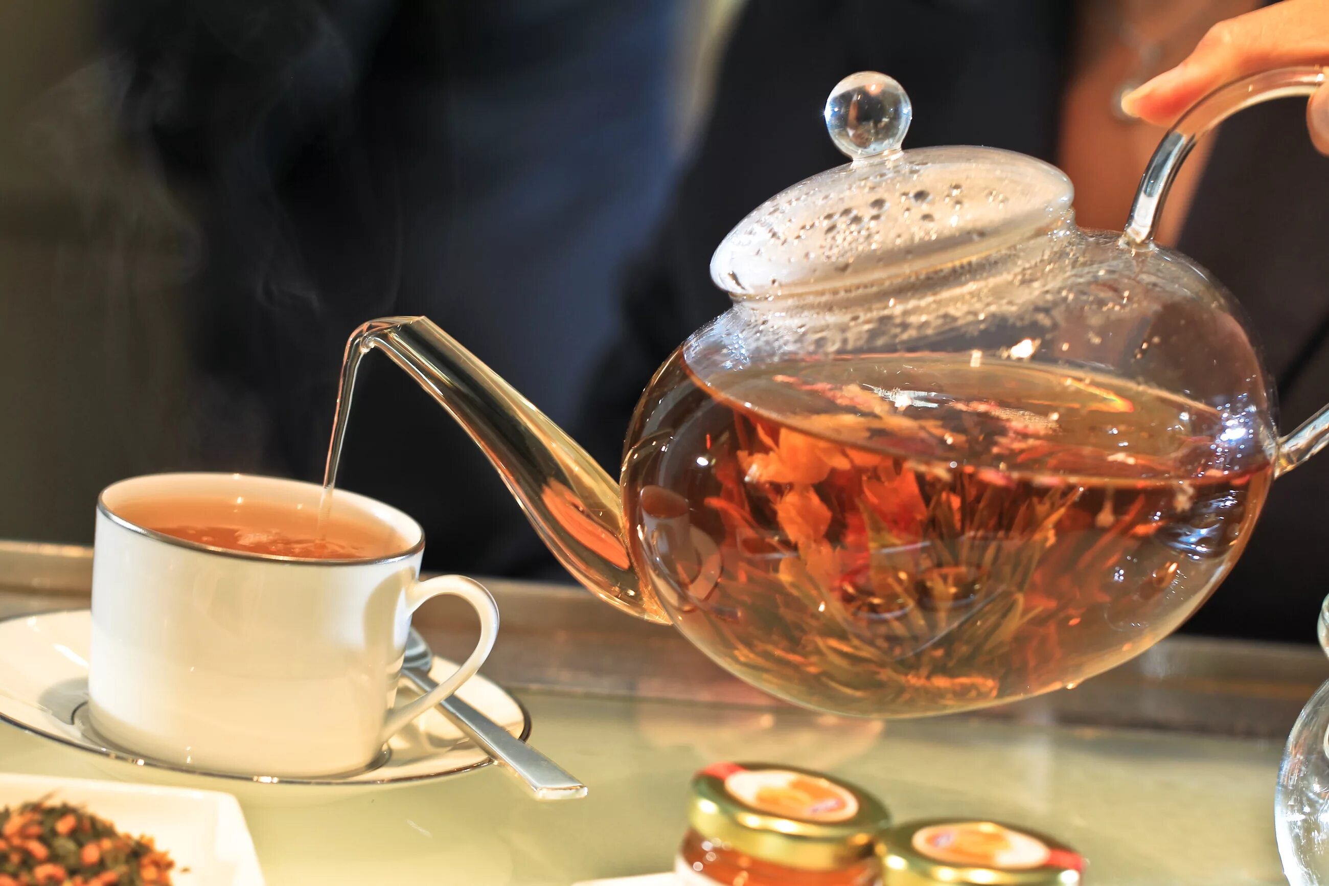 Чай в чайнике. Красивый чай в чайнике. Чайник с чаем. Горячий чай.