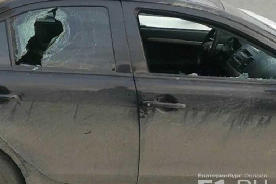 Разбили окно машины. Машина разбитые окошки. Разбитые окна в машине. Разбитый окно автомобил. Разбили окно Creta.