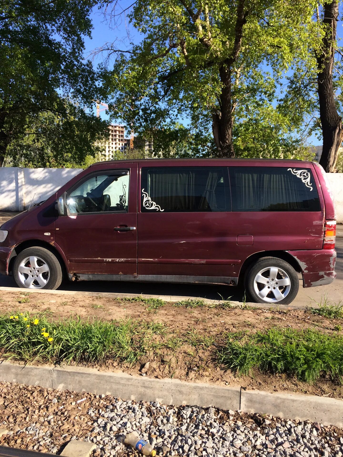 Мерседес вито в крыму купить. Vito Mercedes 205. Мерседес Vito вишнёвого цвета. Мерседес Вито в деревне. 999 Мерседес Вито автотуризм 2007 год Тараклия.