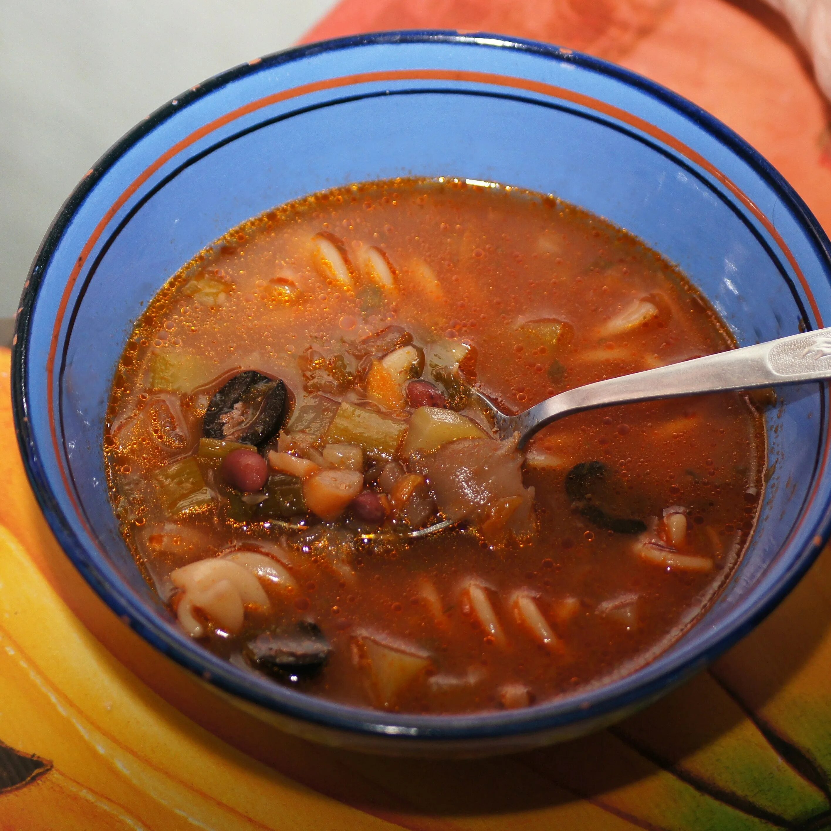 Красный фасолевый суп с курицей. Томатно-фасолевый суп. Фасолевый суп из красной фасоли. Фасолевый суп Дагестанский. Фасолевый суп с красной фасолью.