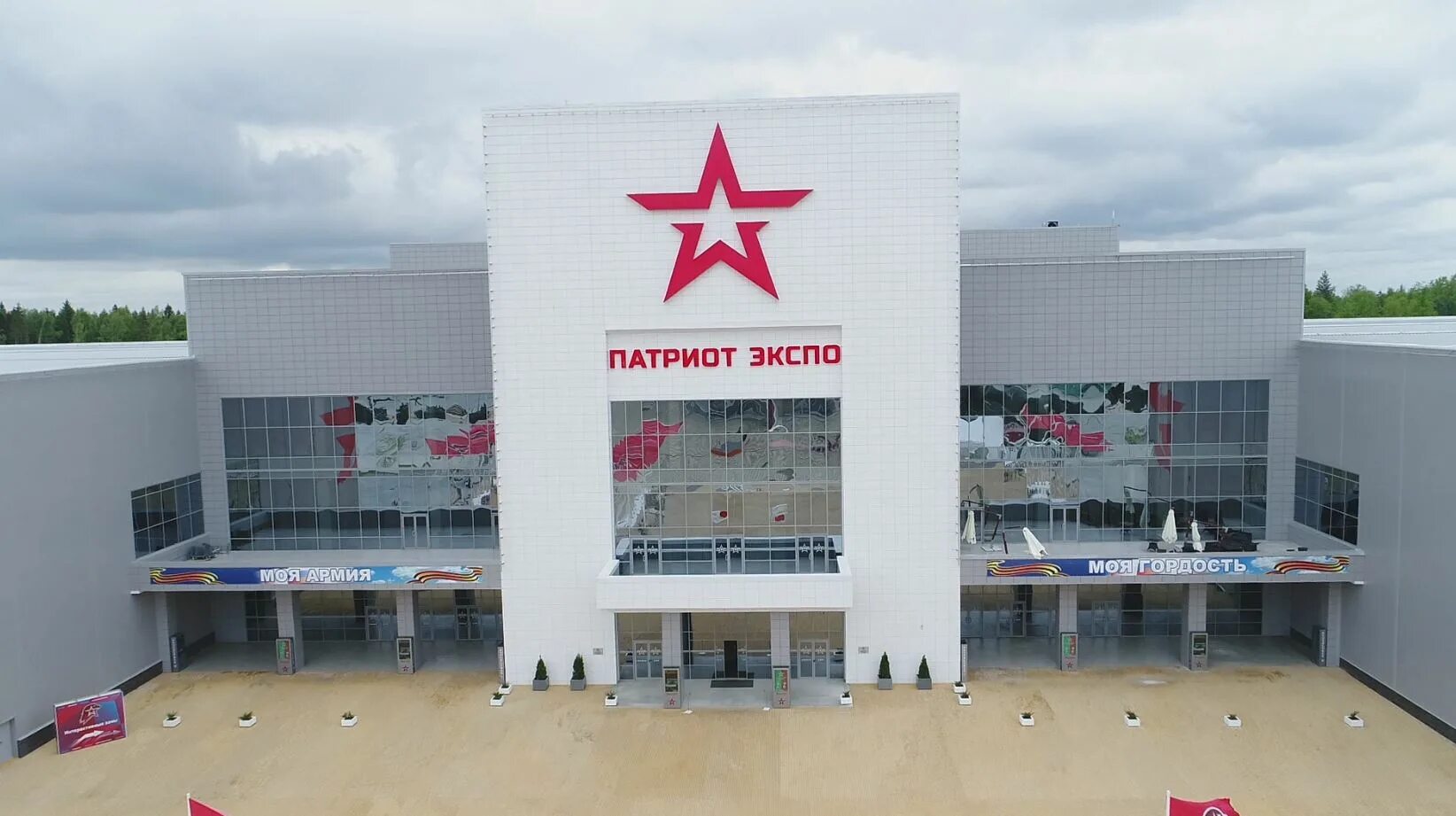 Типография красная звезда москва. Красные звезды хоккейная команда. Красная звезда севастопольская. Орден красной звезды. Спортивный комплекс красная звезда омск.