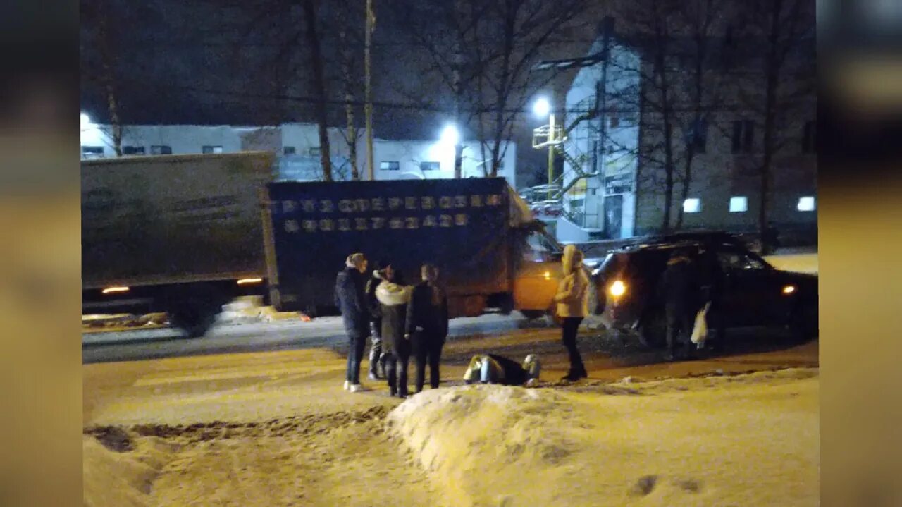 Сбила толпу людей. Сбили человека в Ярославле. В Ярославле сбили девушку на пешеходном. Зимой авария Ярославль.