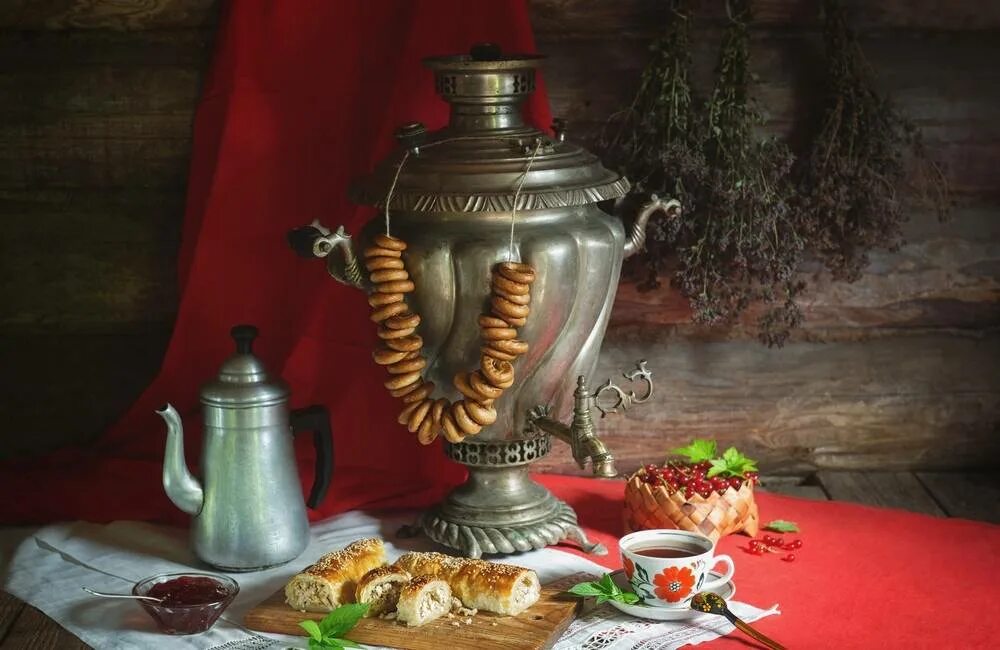 Чаепитие с самоваром в России 17 век. Самовар Купеческий. Тихо так только самовар на столе шумит