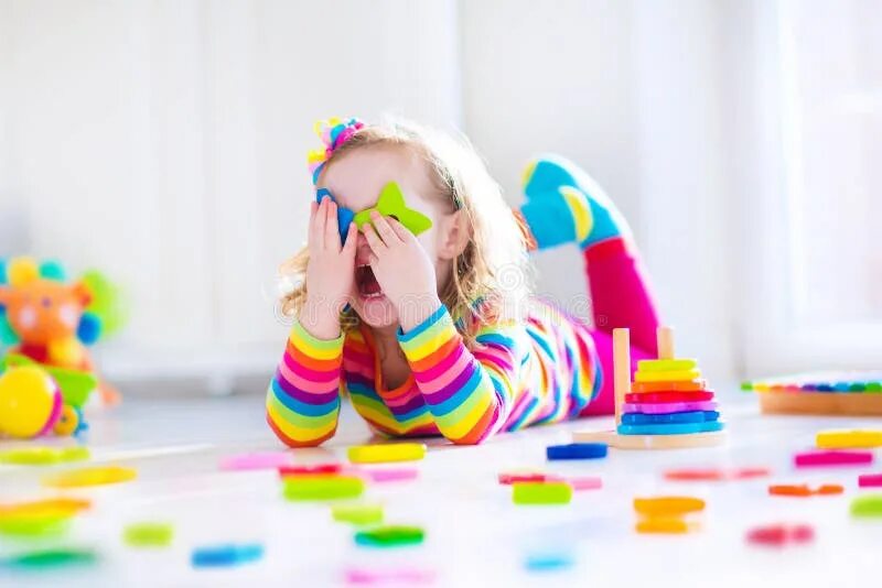 Надоели игрушки. Игрушка надоела. девушка играет с игрушками. child playing with toys. детский сад игрушки стоковые фото.