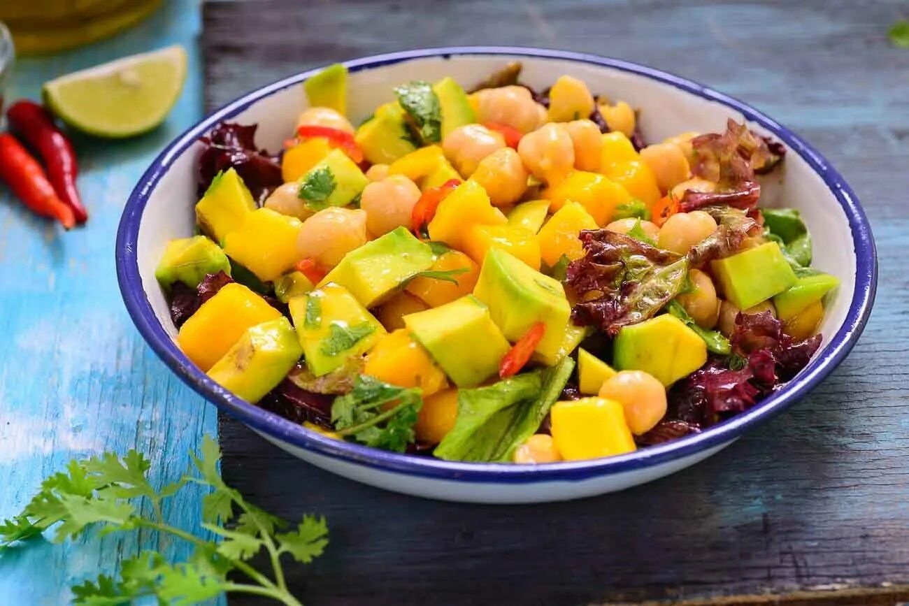 Фруктовый салат с рисом. Mango Salad. Салат с манго и авокадо. Овощной салат с манго. Салат экзотический.