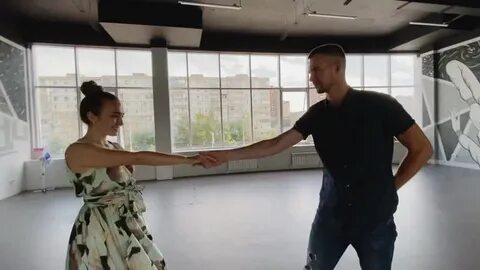 Артема танцует