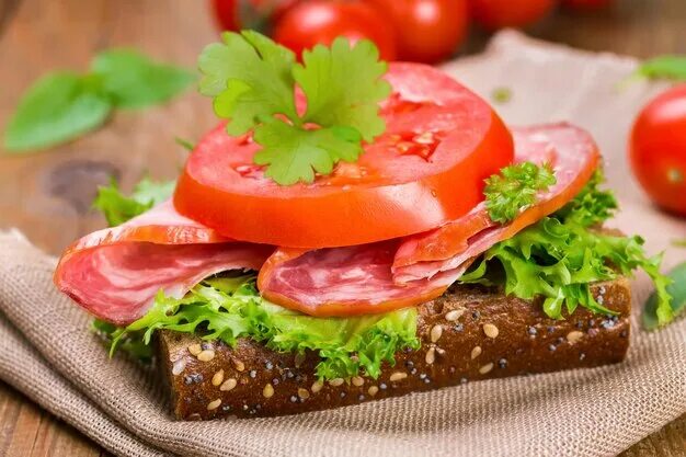 Бутерброды с колбасой, баклажанами и помидорами - рецепты с фото на vpuzo.com