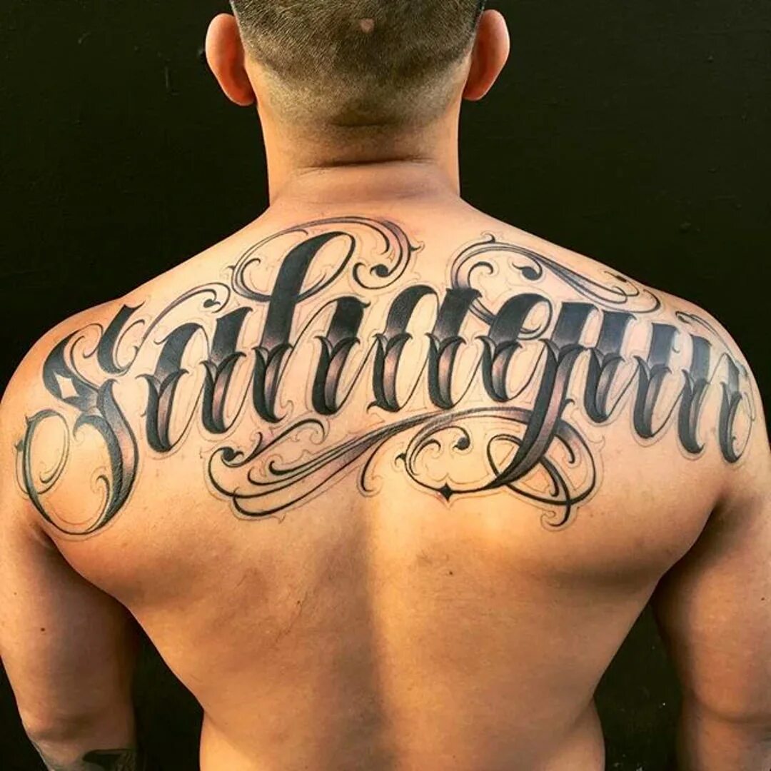 Тату надпись на спине. Татуировки на спине мужские. Тату на спине мужские надписи. Tatu nadpisi na Spine. Надписи на спине мужские