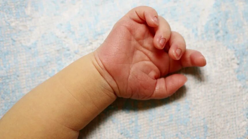 Мама с ребёнком на руках. Новорожденный на руках. Рождение с рукой. Baby finger. Младенец в мужских руках.