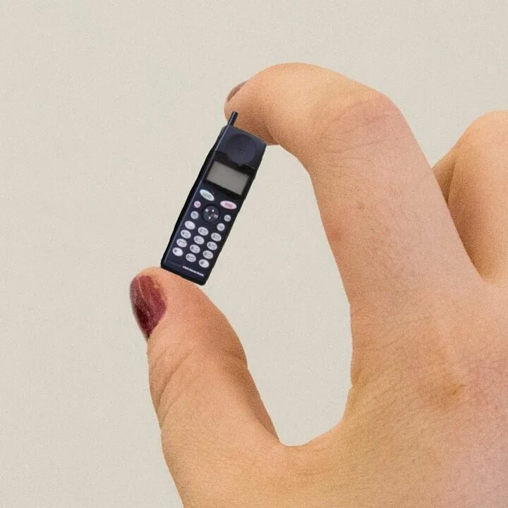 Фотография маленького телефона. Маленький сотовый телефон. Самый маленький мобильный телефон. Самый маленький мобильник. Самый маленький сотовый телефон в мире.
