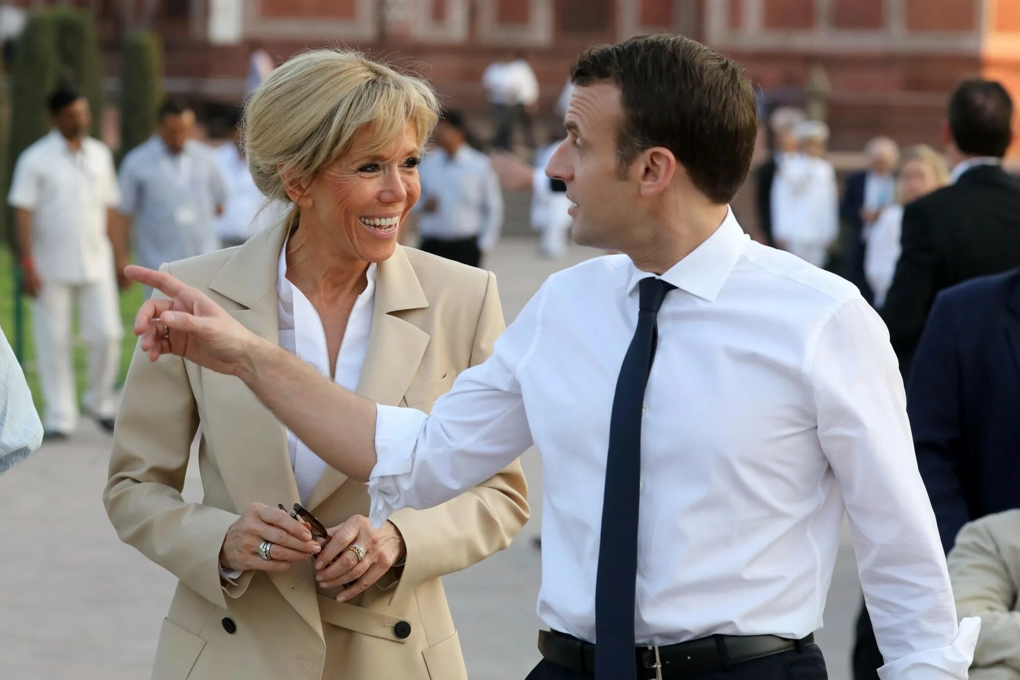 Макрон женится. Бриджит макрон и эммануэль макрон поцелуй. Брижит макрон фото. Макрон свадьба эммануэль и бриджит 2007. Бриджит макрон.