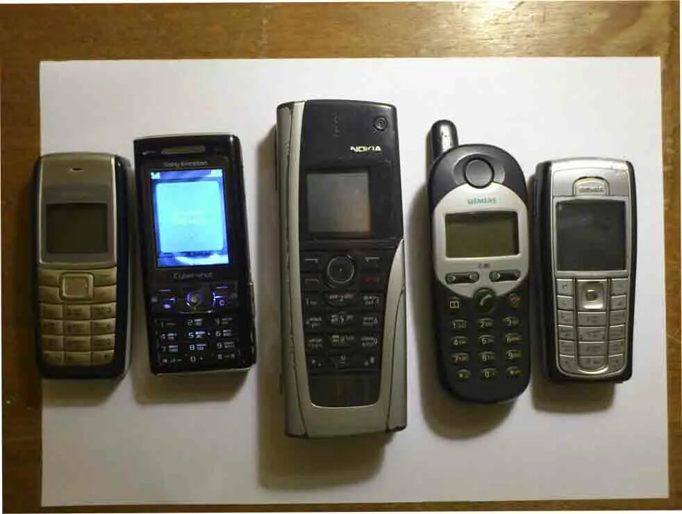 Сотовые 2000 года. Самсунг кнопочный 2000. Siemens кнопочный 2000. Моторола 3110. Nokia model 2002.