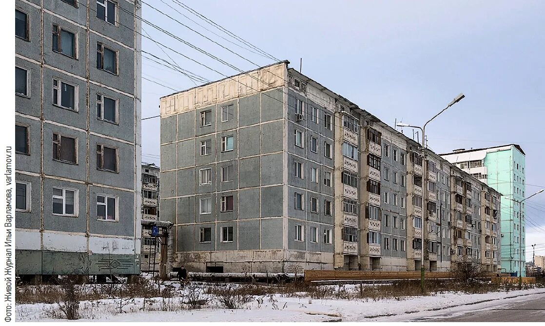 Дом на якутском. Якутск дом вечной мерзлоте. дома на сваях в вечной мерзлоте. якутск панельки. пятиэтажки на сваях.