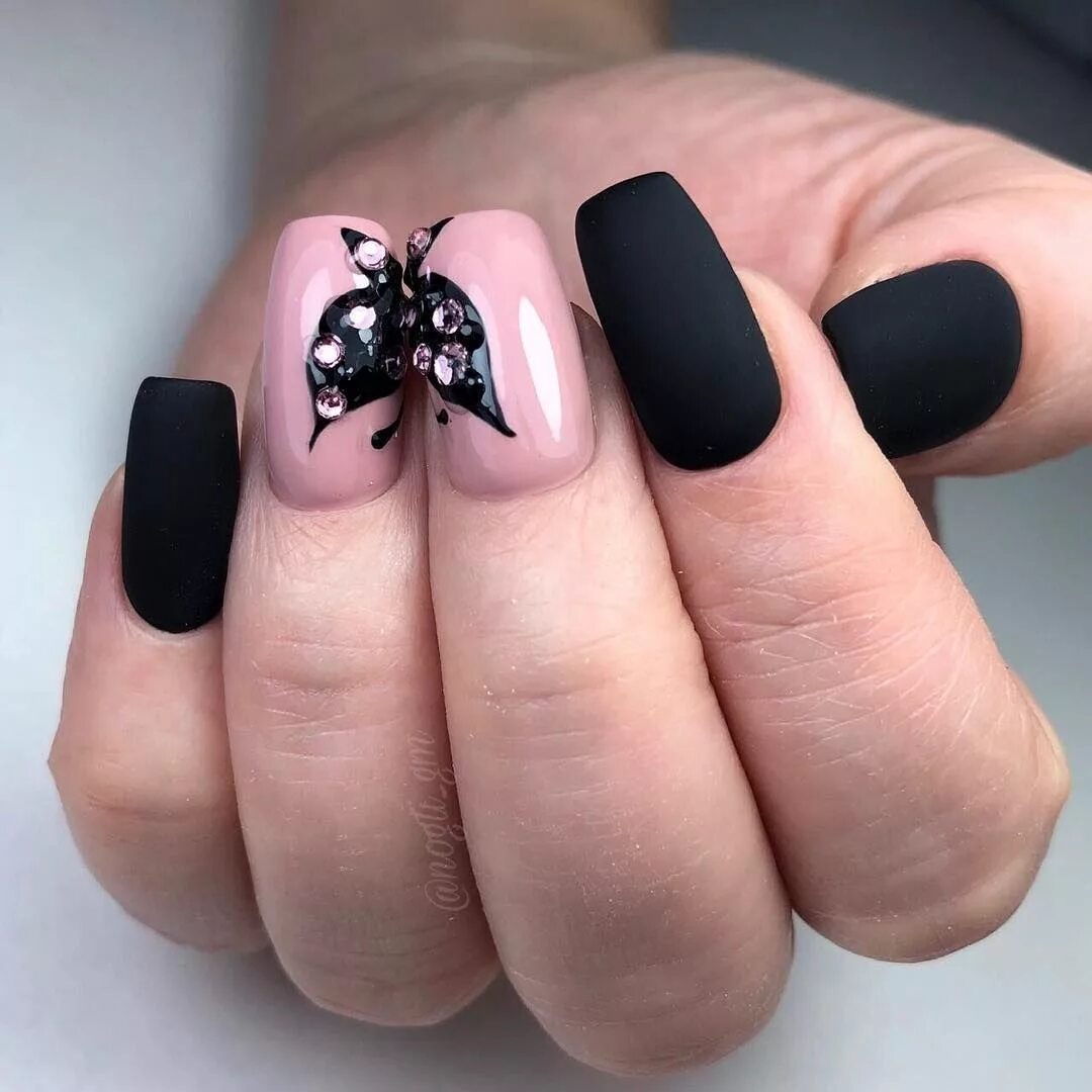Бабочка черный глянец. Черный маникюр. Матовые ногти. Черный маникюр на короткие ногти. Черные матовые ногти.