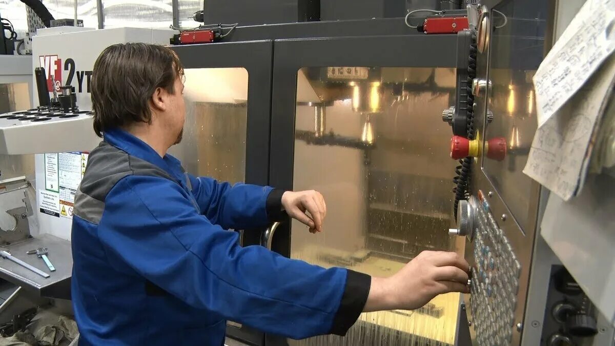 Фото строителей будущего. Рабочие профессии. Предприятия опк омск. Токарь на заводе. И глухарева.