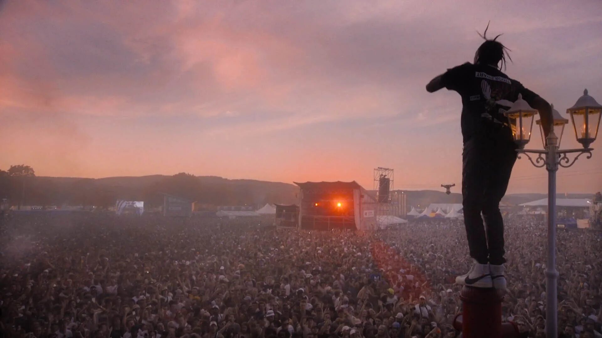 Travis scott i know перевод. Трэвис скотт. astroworld трэвис скотт. travis scott concert astroworld. трэвис скотт фортнайт.