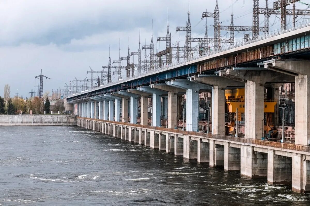 Сброс воды в волге. Волжская ГЭС Волгоград. Водохранилище Волжской ГЭС. Волжская ГЭС В разлив. Гидроузел Волжской ГЭС.